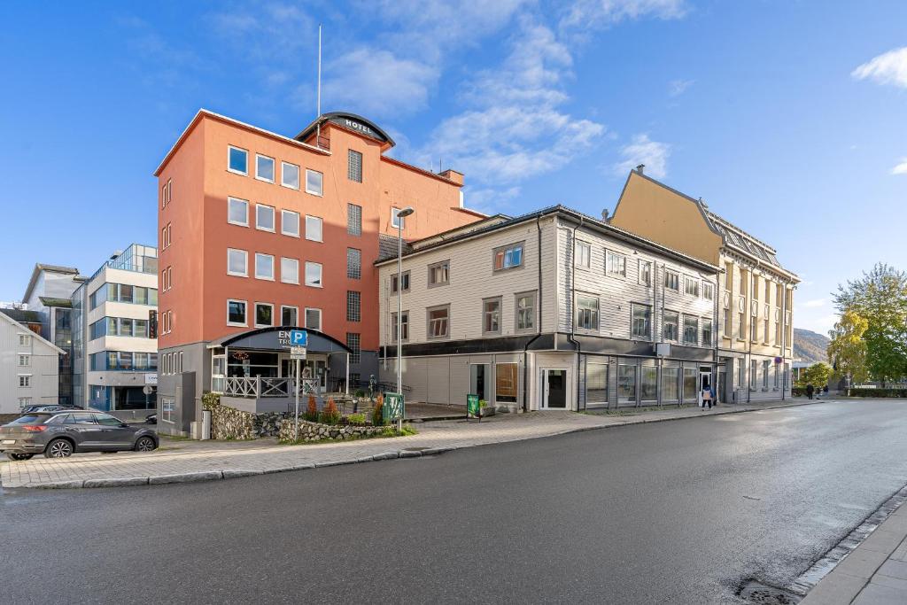 Enter Amalie Apartment Hotel: street and property exterior — Enter Amalie Apartment Hotel