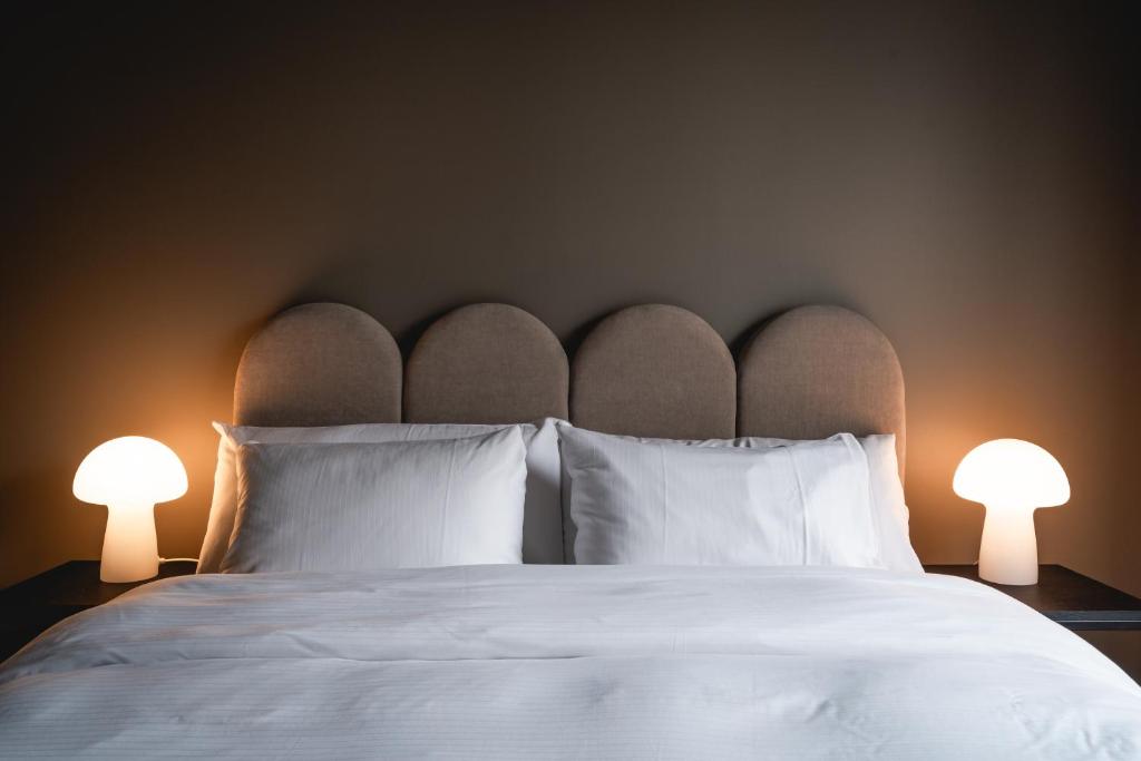 Enter Backpack Apartments: double bedroom with bedside lamps — Enter Backpack Apartments