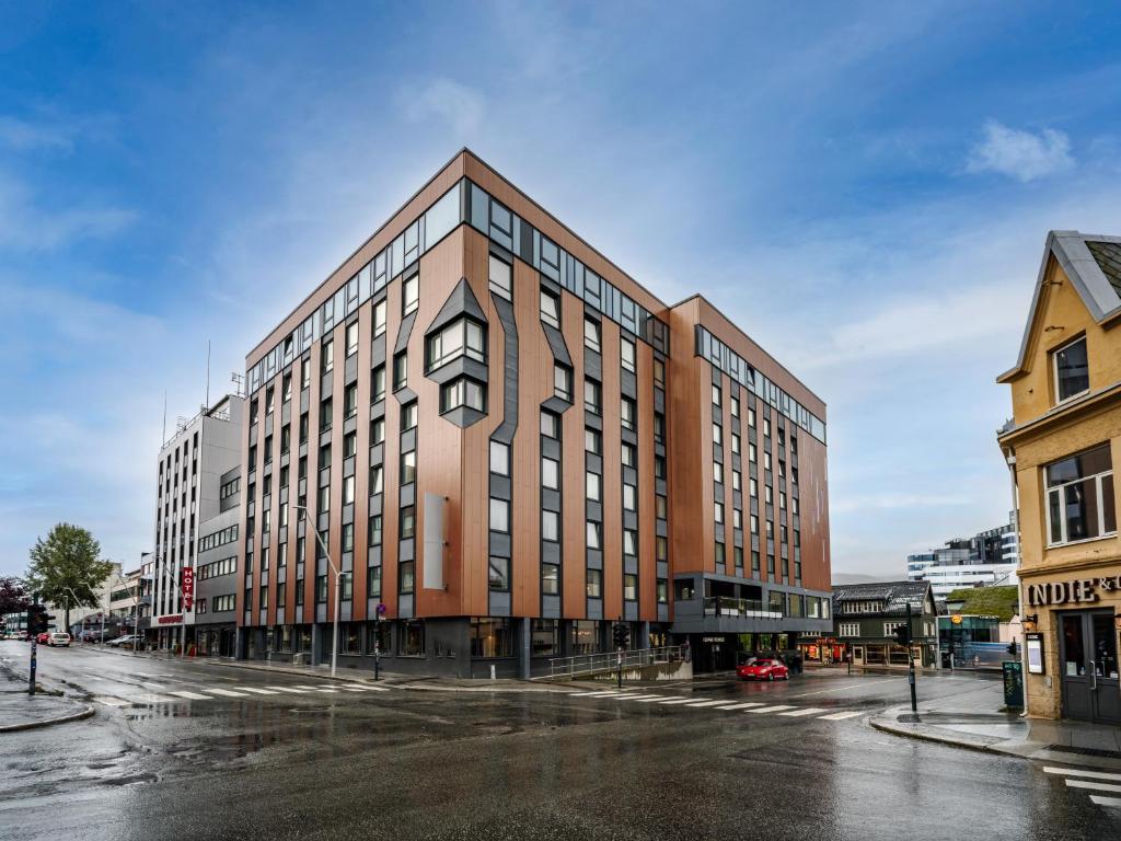 Quality Hotel Grand Tromsø: hotel exterior on Storgata — Quality Hotel Grand Tromsø