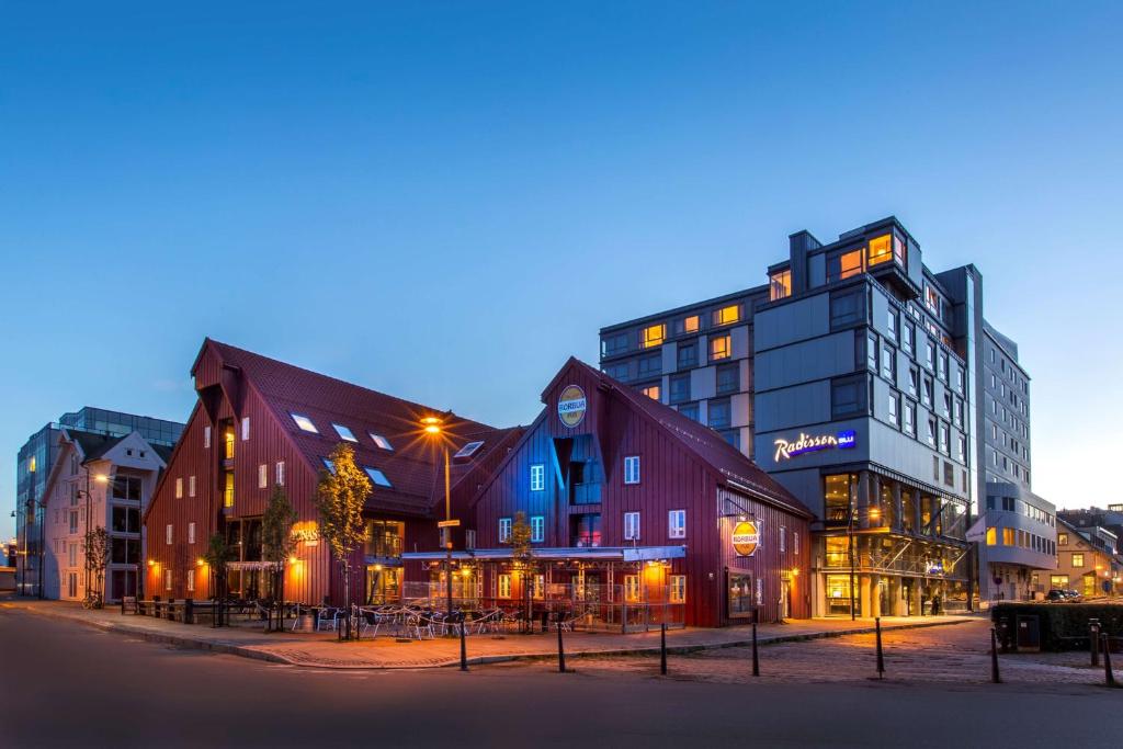 Hotel at night — Radisson Blu Hotel Tromsø