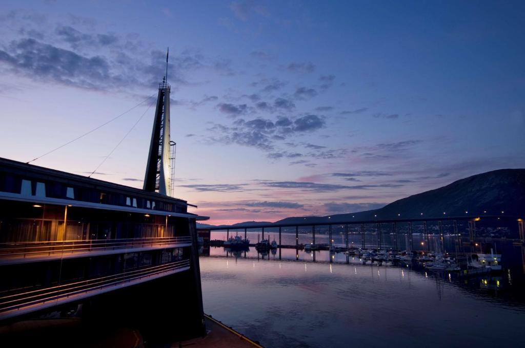 Scandic Ishavshotel: waterfront exterior at night — Scandic Ishavshotel