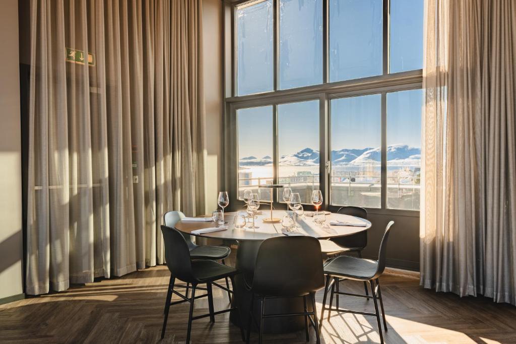 Dining room with large windows — St Elisabeth Hotel & Spa