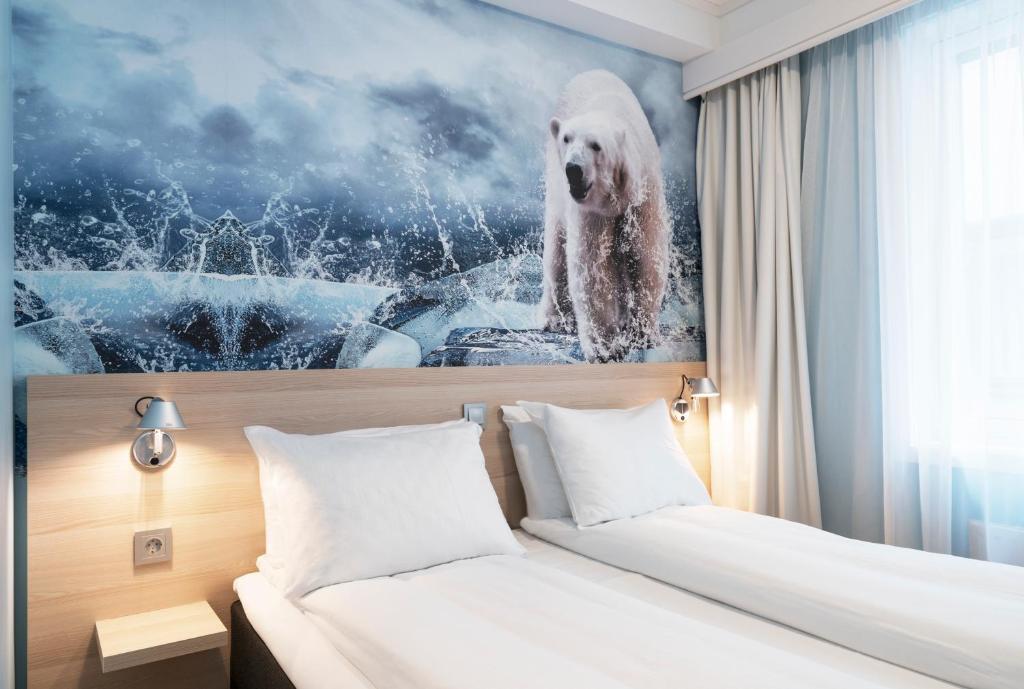 Thon Hotel Polar: bedroom with polar bear artwork — Thon Hotel Polar